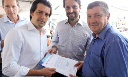 Deputado federal Guilherme Mussi (à esquerda) e Julinho Lopes (à direita), entregam documentos solicitando apoio do governo federal ao ministro Alexandre Baldy.