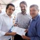Deputado federal Guilherme Mussi (à esquerda) e Julinho Lopes (à direita), entregam documentos solicitando apoio do governo federal ao ministro Alexandre Baldy.