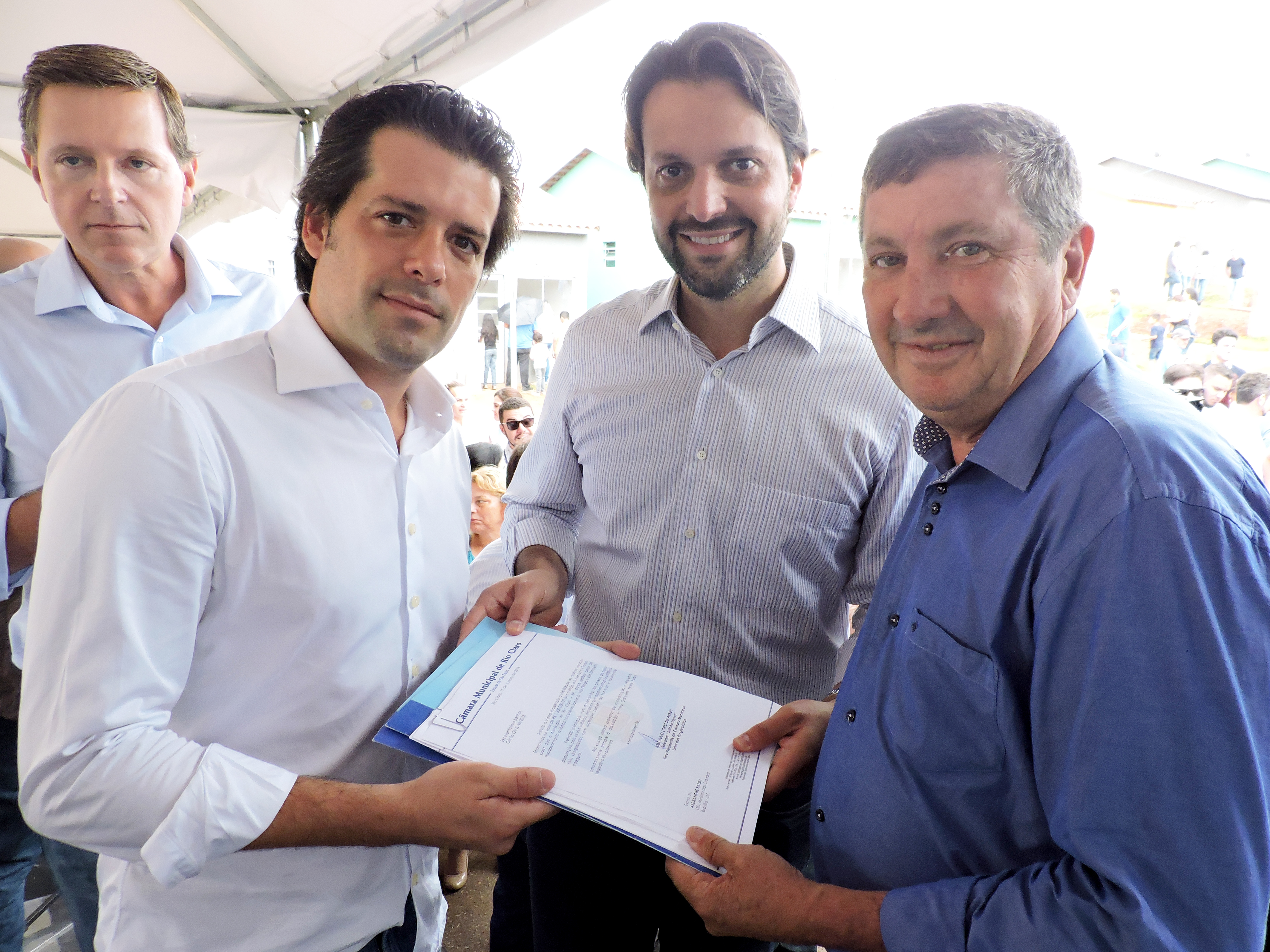 Deputado federal Guilherme Mussi (à esquerda) e Julinho Lopes (à direita), entregam documentos solicitando apoio do governo federal ao ministro Alexandre Baldy.